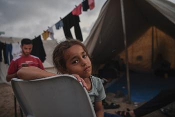 Una niña descansa en un campo para desplazados de Gaza.