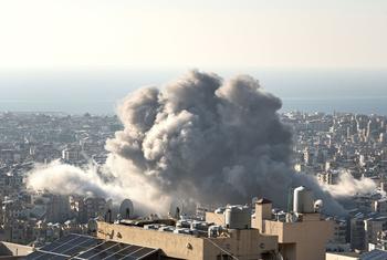 2024 年11 月 15 日，黎巴嫩贝鲁特一居民区上空可见导弹袭击造成的烟雾。