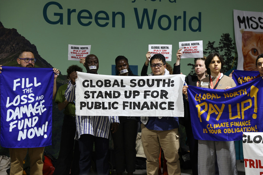 民间社会团体在阿塞拜疆巴库举行的联合国气候变化大会上倡导气候融资倡议。