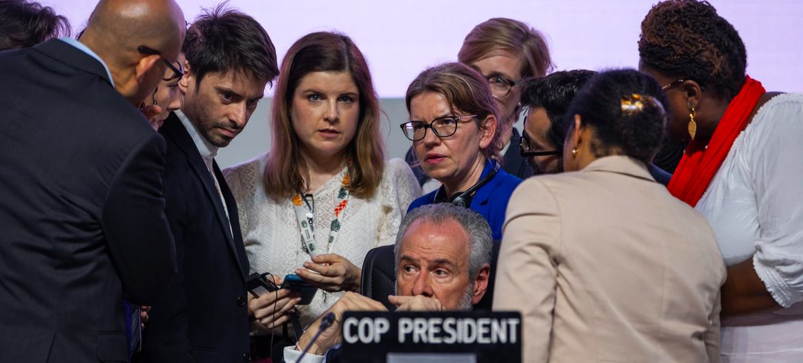 COP30 President André Corrêa do Lago (centre) confers with his team at the closing of the UN Climate Conference.