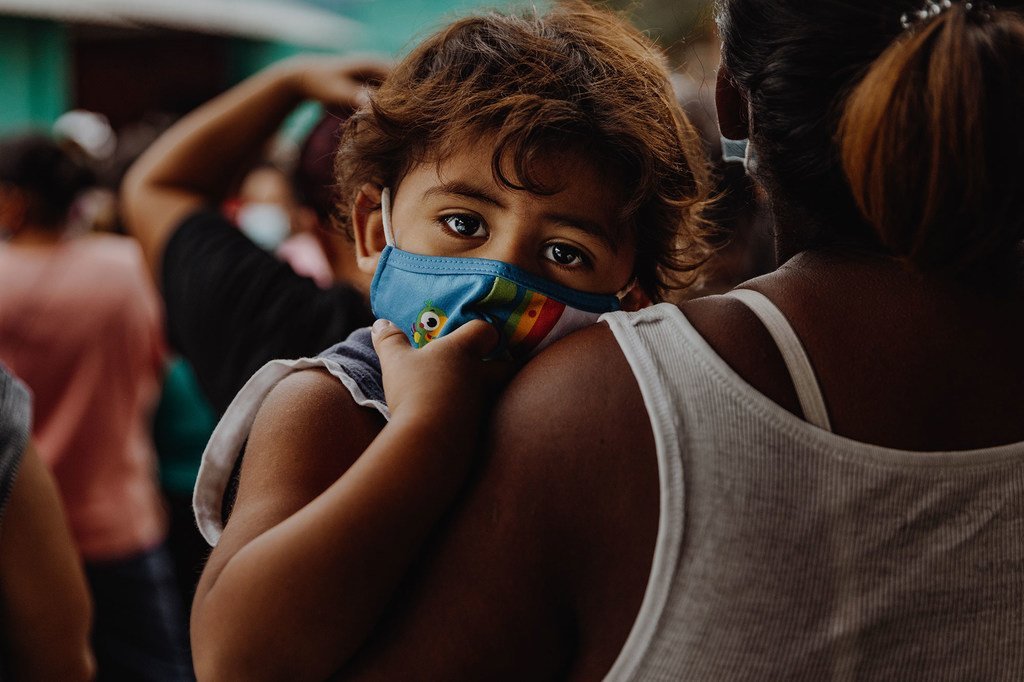 Un niño en brazos de su madre tras una tormenta en Honduras (foto de archivo).