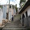 Un niño camina por su barrio Rosalinda, un área de la capital hondureña, Tegucigalpa, conocida por su alto índice de criminalidad.