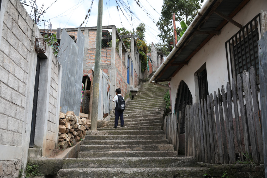 Un niño camina por su barrio Rosalinda, un área de la capital de Honduras, Tegucigalpa, conocida por su alto índice de criminalidad.
