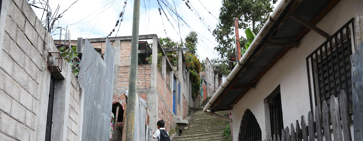 Un enfant se promène dans le quartier de Rosalinda de la capitale hondurienne Tegucigalpa.