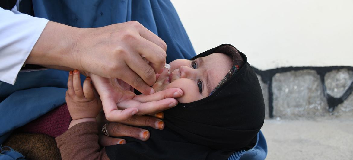 在阿富汗南部，一名婴儿在诊所接种小儿麻痹症疫苗。