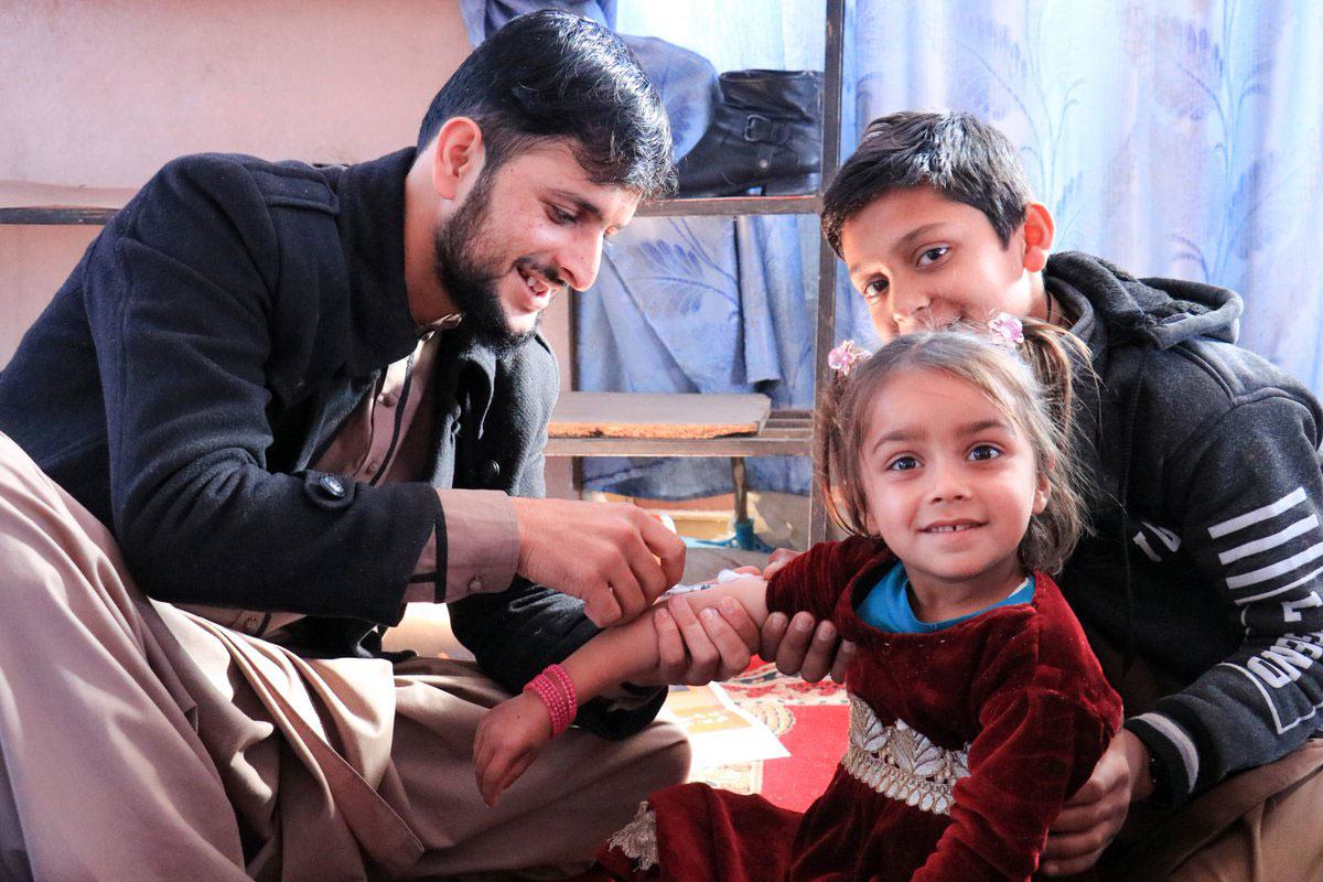 Une jeune fille reçoit son vaccin contre la rougeole et la polio, en Afghanistan.