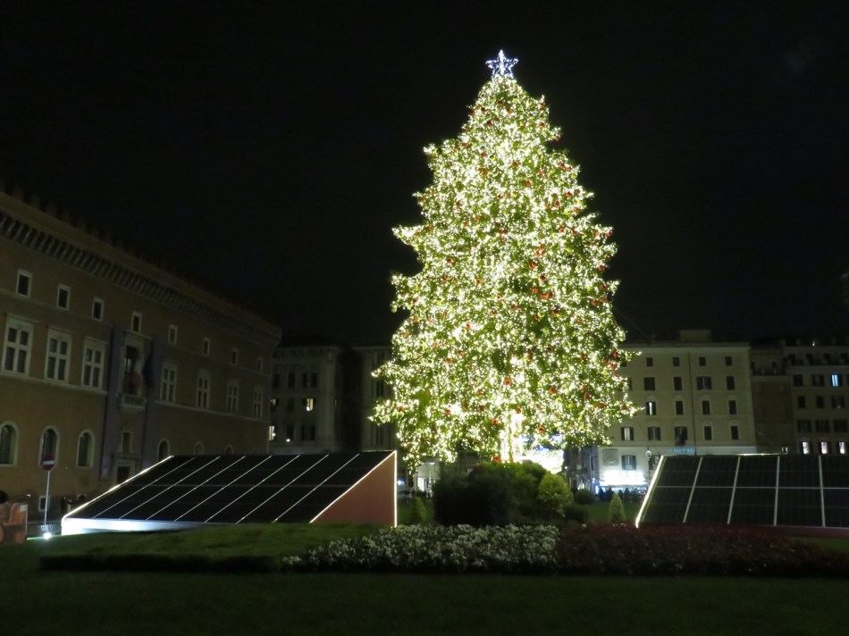 В этом году огни на главной новогодней елке Рима впервые зажигаются благодаря солнечной энергии. 