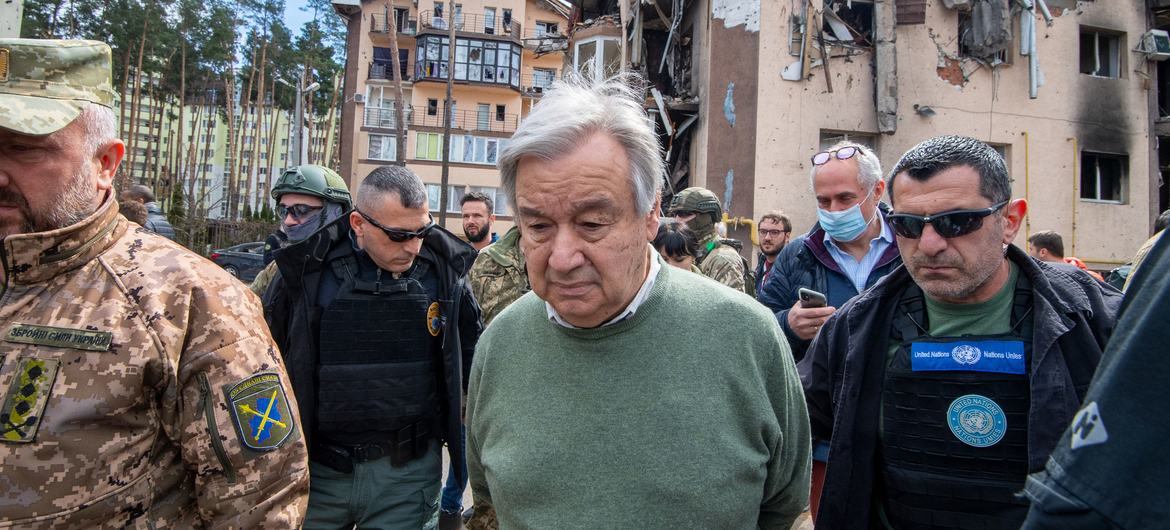 O secretário-geral António Guterres visita os bairros residenciais de Irpin, em Kyiv, na Ucrânia
