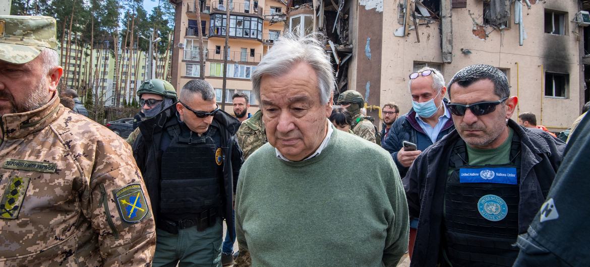 Le Secrétaire général António Guterres (au centre) visite des quartiers résidentiels d'Irpin, dans l'oblast de Kyïv en Ukraine.