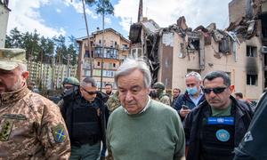 Le Secrétaire général António Guterres (au centre) visite des quartiers résidentiels d'Irpin, dans l'oblast de Kyïv en Ukraine.