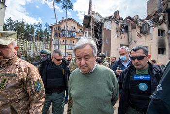 Le Secrétaire général António Guterres (au centre) visite des quartiers résidentiels d'Irpin, dans l'oblast de Kyïv en Ukraine.