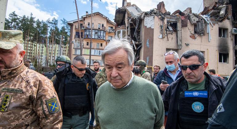 秘书长古特雷斯到乌克兰基辅州伊尔平被摧毁的居民区实地查看。