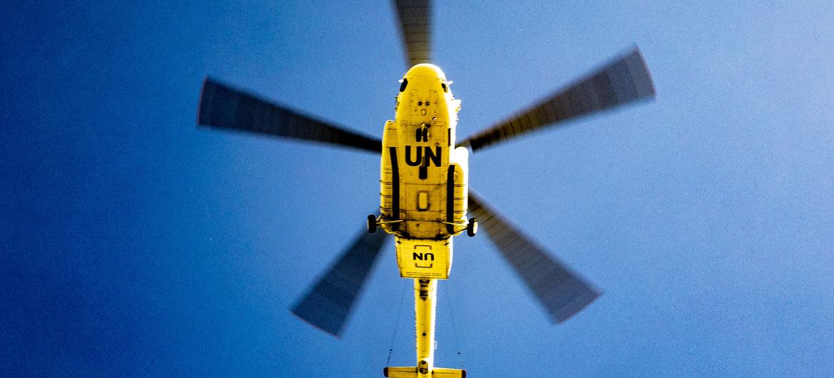 Um helicóptero da ONU sobrevoa o vilarejo de Ogossagou, na região central de Mali.