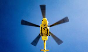 Um helicóptero da ONU sobrevoa o vilarejo de Ogossagou, na região central de Mali.