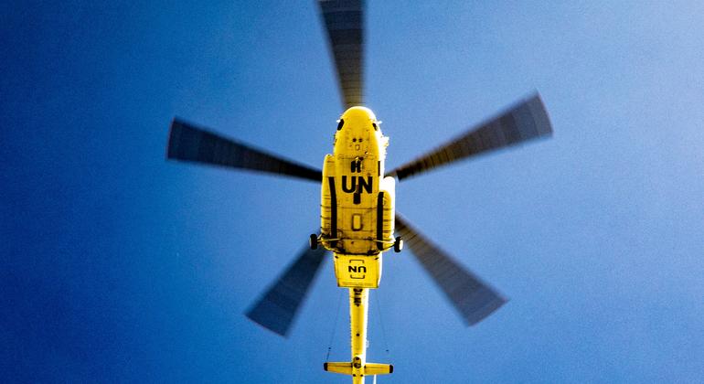 Un hélicoptère de l'ONU survole le village d'Ogossagou, au centre du Mali.