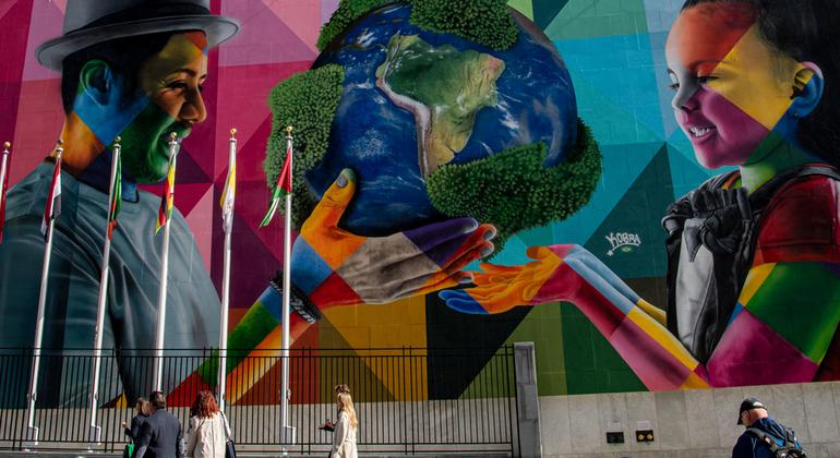Mural de Eduardo Kobra na sede da ONU. Ação empresarial agora não corresponde à ambição e ao ritmo necessários para alcançar os ODSs até 2030