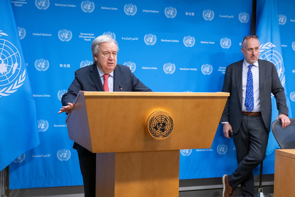 Katibu Mkuu wa UN António Guterres (kwenye mimbari) akizungumza na waandishi wa habari kuhusu Gaza. Kulia ni Msemaji wake Stéphane Dujarric.