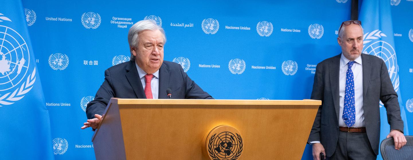 Le Secrétaire général António Guterres informe les journalistes de la situation à Gaza. A droite, Stéphane Dujarric, porte-parole du Secrétaire général.