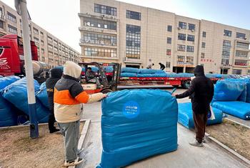 由联合国儿童基金会提供的第一批人道主义物资陆续抵达甘肃省积石山县。