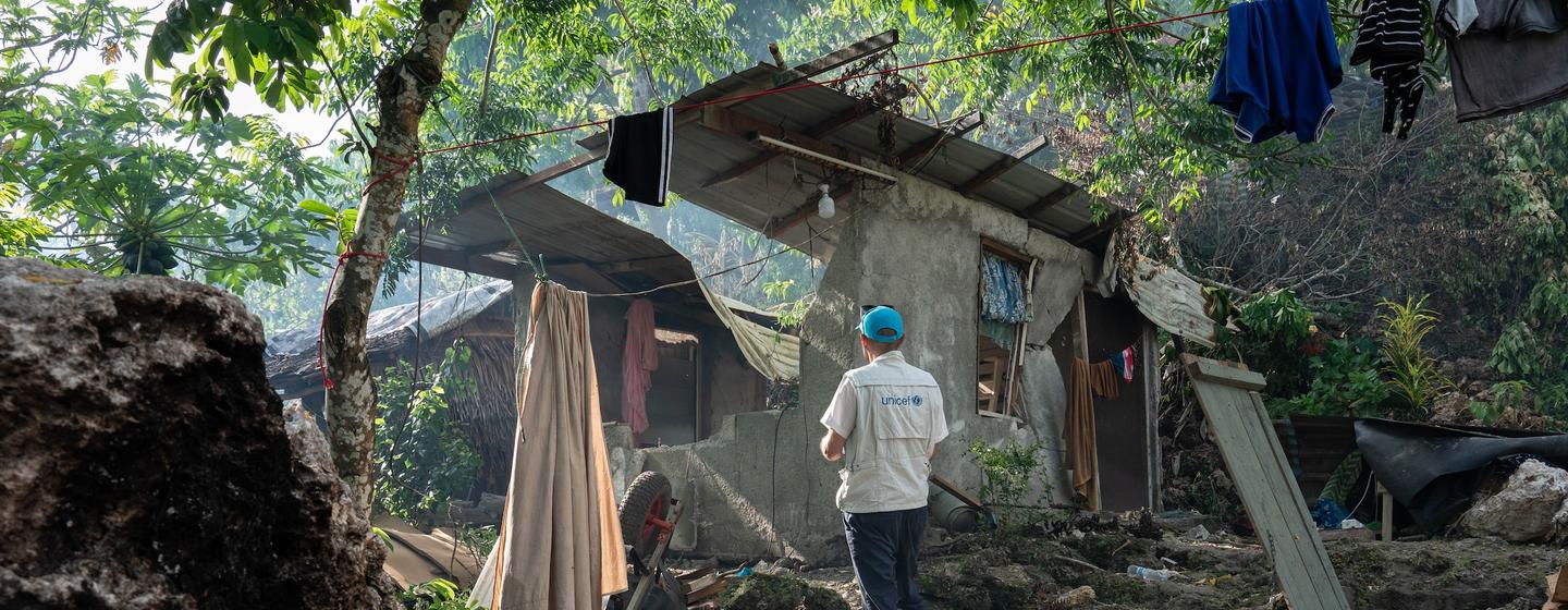 Un spécialiste en eau et assainissement (WASH) de l'UNICEF inspecte les dégâts causés par le tremblement de terre dans le village de Mele Maat, à environ 10 kilomètres au nord-ouest de Port Vila, la capitale de Vanuatu.
