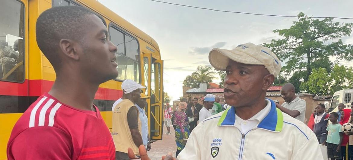 O técnico da equipe, Djibril Mukandila (à direita), conversa com seu auxiliar, Miguel Baptista.
