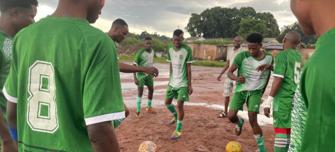 Jogadores do Futebol Clube Integrado do Lôvua assistem a treino no Dundo.