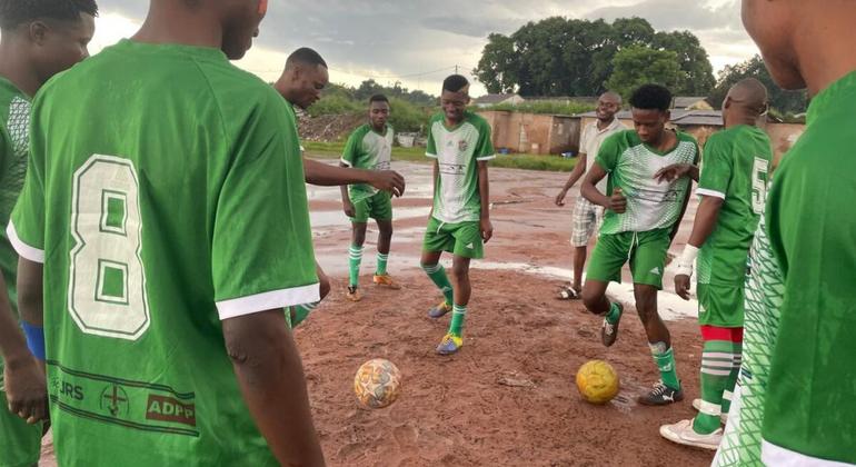 Jogadores do Futebol Clube Integrado do Lôvua assistem a treino no Dundo.