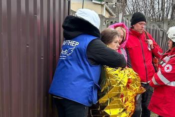 डनिप्रो समेत यूक्रेन के कई अन्य शहरों में बमबारी के बाद नागरिक समाज कार्यकर्ता राहत पहुँचाने में जुटे हैं. (फ़ाइल)