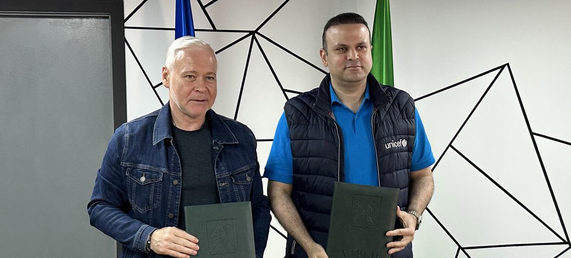 Глава представительства ЮНИСЕФ в Украине Мунир Мамедзаде и мэр Харькова Игорь Терехов после подписания меморандума. 