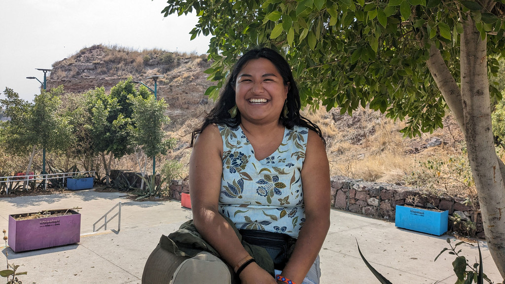 Yazuli Párez, antropóloga y formadora, sonríe para la cámara al aire libre en México.