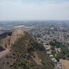 Vista aérea del cerro de Tepepolco en Iztapalapa, Ciudad de México, con vistas al paisaje urbano oriental.