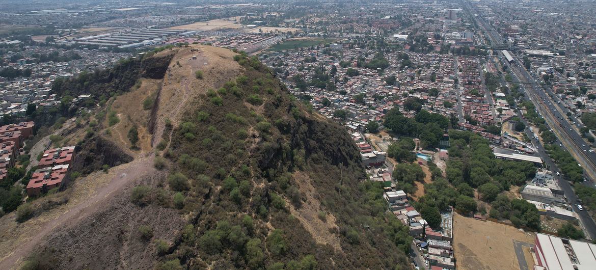 Vista aérea del cerro de Tepepolco en Iztapalapa, Ciudad de México, con vistas al paisaje urbano oriental.