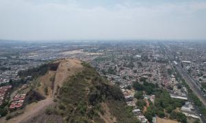 El cerro del Tepepolco, en Iztapalapa, desde donde se puede apreciar la zona oriente de la Ciudad de México. Credit: Luis Arroyo / CINU Mexico