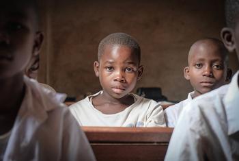 在刚果（金）南基伍省的一所学校里，女孩们正坐在教室中。