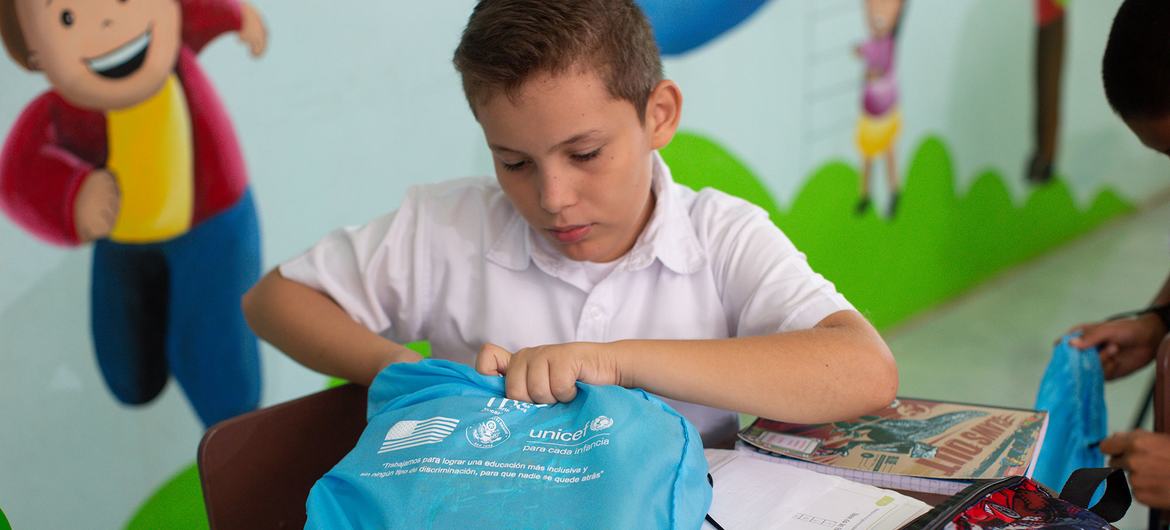Juan Pablo Morera(10) busca sus útiles dentro del bolso, que forma parte de los kits de aprendizaje donados por UNICEF para toda la población estudiantil que incluye un set de uniformes y materiales escolares. 