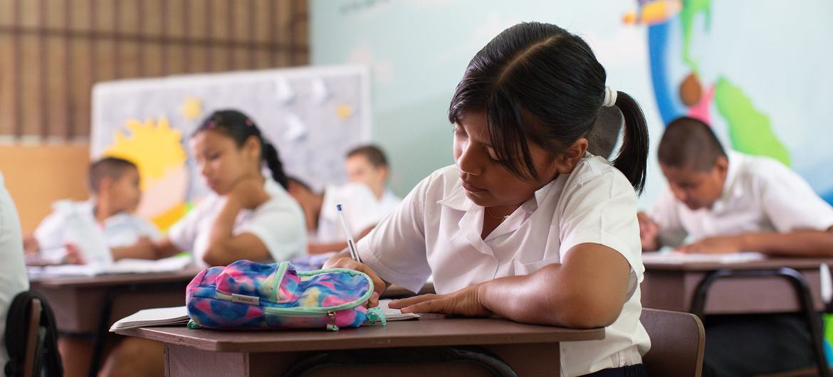 Ana Martínez (10) toma apuntes en su cuaderno durante las clases en la escuela Vegas de Río Palacios en Limón (Costa Rica). 16 de junio de 2023.