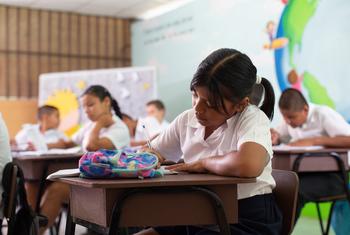 Una niña toma apuntes en su cuaderno durante una clase en Costa Rica (foto de archivo).