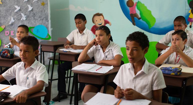 Provincia Limón en Costa Rica. 16 de junio de 2023. La escuela Vegas del Río Palacios tiene una población de 50 alumnos. Los que viven más cerca de la escuela pueden ir andando. Otros tienen que recorrer varios kilómetros en bicicleta o a caballo desde l…