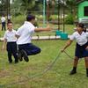 Ana Martínez (10), juega con sus compañeros durante el recreo. Antes de la mejora de infraestructura de agua y saneamiento, la escuela suspendía las clases una o dos veces al mes por la falta de agua.  