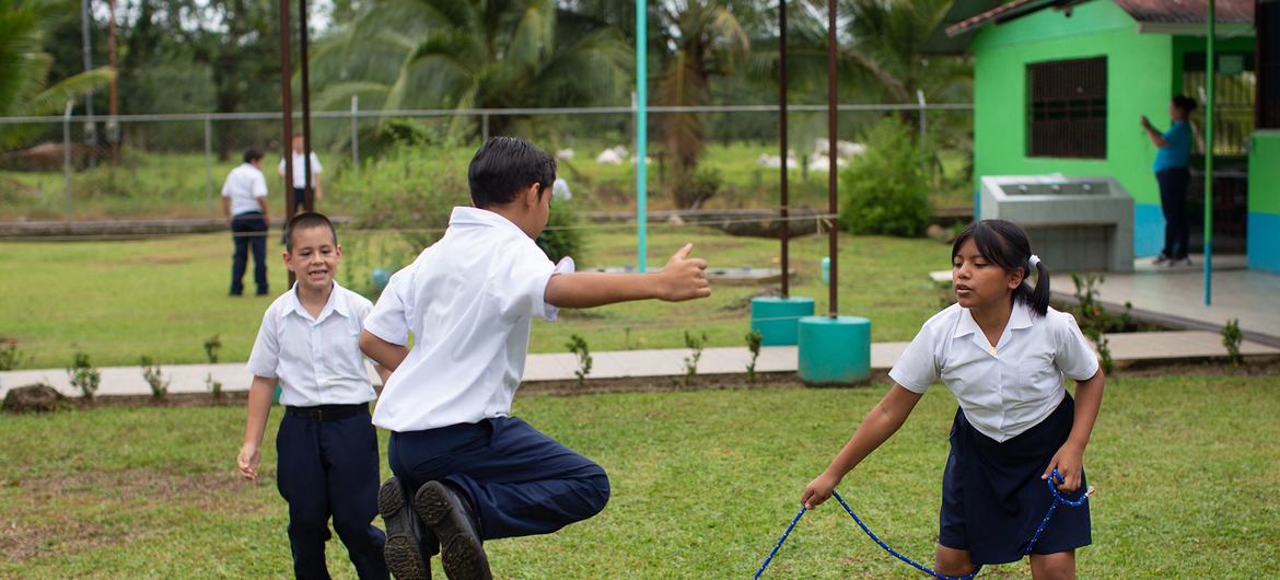 Ana Martínez (10), juega con sus compañeros durante el recreo. Antes de la mejora de infraestructura de agua y saneamiento, la escuela suspendía las clases una o dos veces al mes por la falta de agua.  