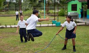 Ana Martínez (10), juega con sus compañeros durante el recreo. Antes de la mejora de infraestructura de agua y saneamiento, la escuela suspendía las clases una o dos veces al mes por la falta de agua.  