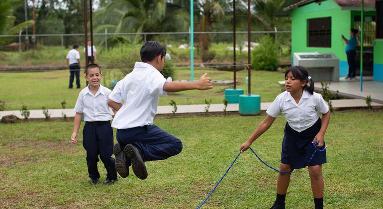 Ana Martínez (10), juega con sus compañeros durante el recreo. Antes de la mejora de infraestructura de agua y saneamiento, la escuela suspendía las clases una o dos veces al mes por la falta de agua. Ana Martínez (10), juega con sus compañeros durante el recreo. Antes de la mejora de infraestructura de agua y saneamiento, la escuela suspendía las clases una o dos veces al mes por la falta de agua.