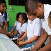 Escuela Vegas del Río Palacios en Limón, Costa Rica. 15 de junio de 2023. Alumnos lavan mangos antes de comerselos en la merienda. UNICEF construyó un nuevo tanque entre octubre y noviembre de 2022 con mayor capacidad que les permite almacenar agua para …