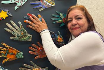 Norma Andrade ante la obra de arte de Clara Garesio «En manos de las mujeres» en el Palacio de las Naciones.