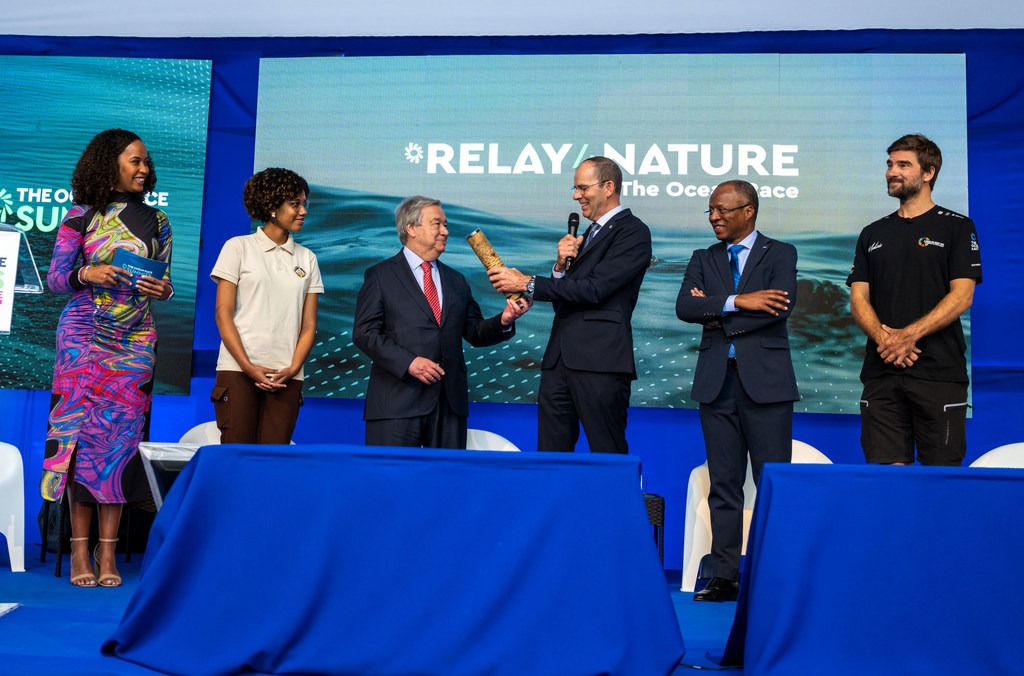 Antonio Guterres reçoit  le bâton témoin de la lutte pour la survie des océans, apportée à Cabo Verde lors de l'escale des concurrents de l'Ocean Race dans l'archipel. 