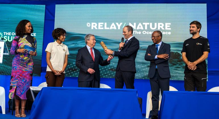 دبیر کل آنتونیو گوترش (سوم از چپ) با برخی از شرکت کنندگان پس از سخنان افتتاحیه در اجلاس مسابقات اقیانوس در کیپ ورد.
