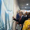 在明德卢港“海洋竞赛”峰会上，联合国秘书长古特雷斯在“海洋竞赛”墙上签名。