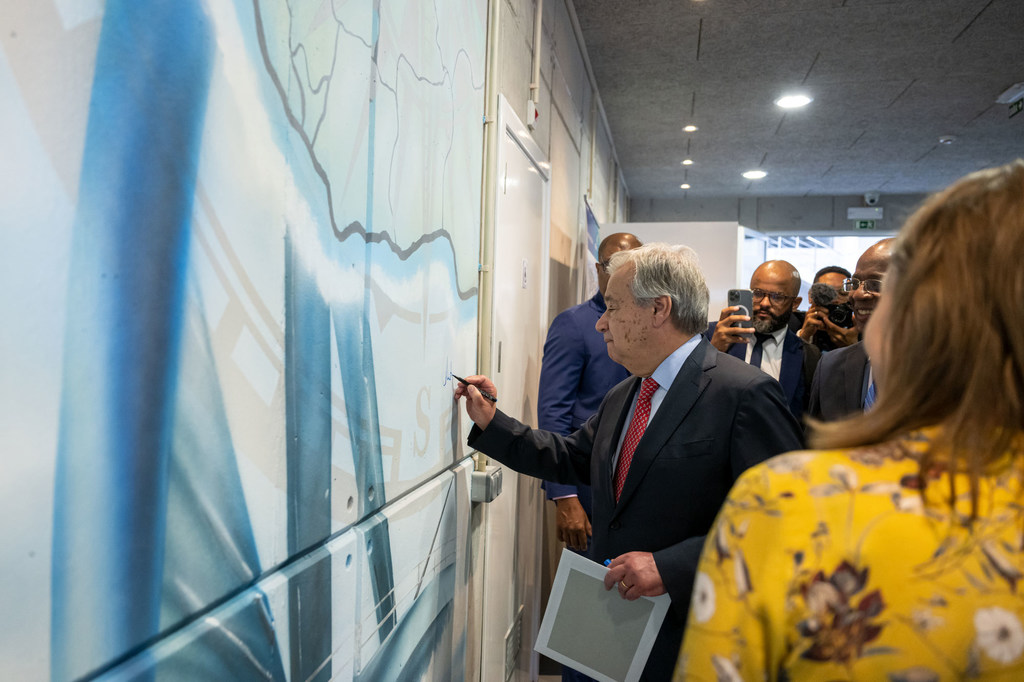 The Secretary-General signs a mural dedicated to the Ocean Race in Mindelo, Cape Verde. 
