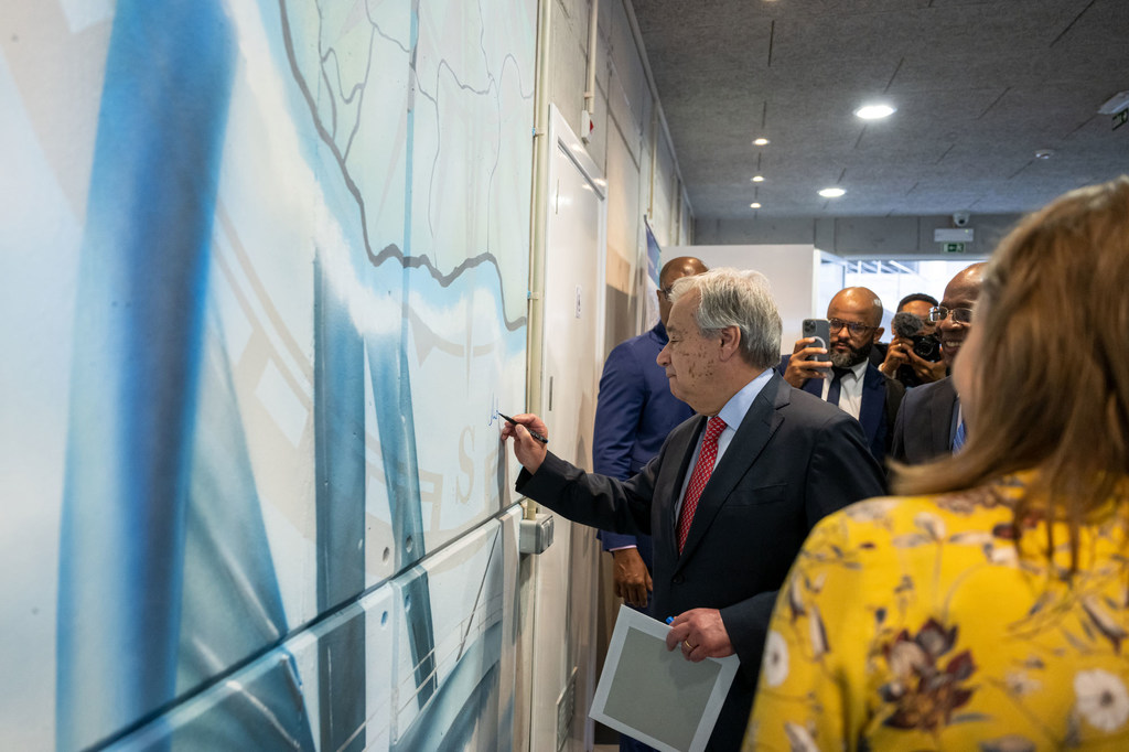 Katika Mkutano wa Mindelo Ocean Summit, Katibu Mkuu António Guterres anatia saini Ukuta wa Mbio za Bahari pamoja na José Ulisses Correia e Silva, Waziri Mkuu wa Cabo Verde.