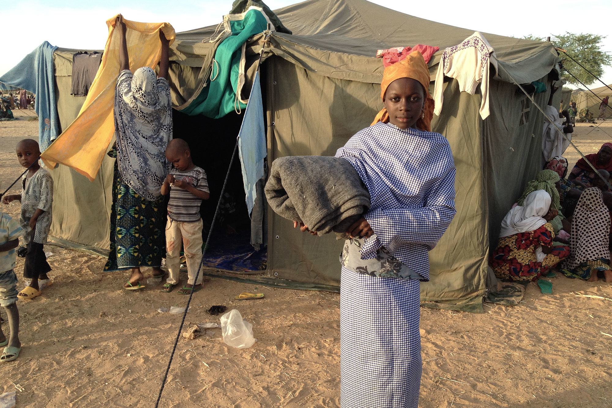 Une famille qui a fui Boko Haram vit désormais sous une tente dans un camp de déplacés dans le nord-est du Niger.
